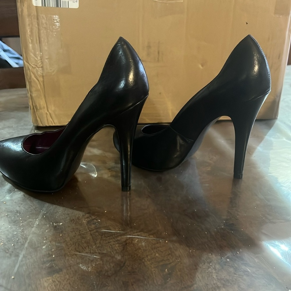 EUC Steve Madden leather pumps.